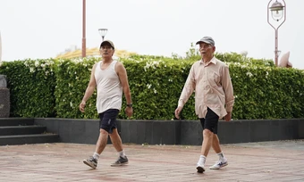 Đi bộ 2 phút sau ăn giúp giảm lượng đường trong máu