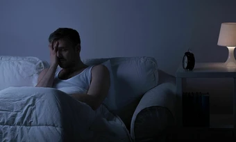 Đi khám tâm thần vì thường xuyên đánh vợ lúc ngủ