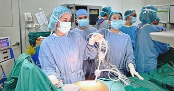 Đi khám vì đau bụng âm ỉ, người đàn ông phát hiện mắc cùng lúc 2 loại ung thư