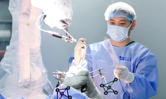 Đi lại được sau 3 giờ được robot phẫu thuật thay khớp - Báo TinVina