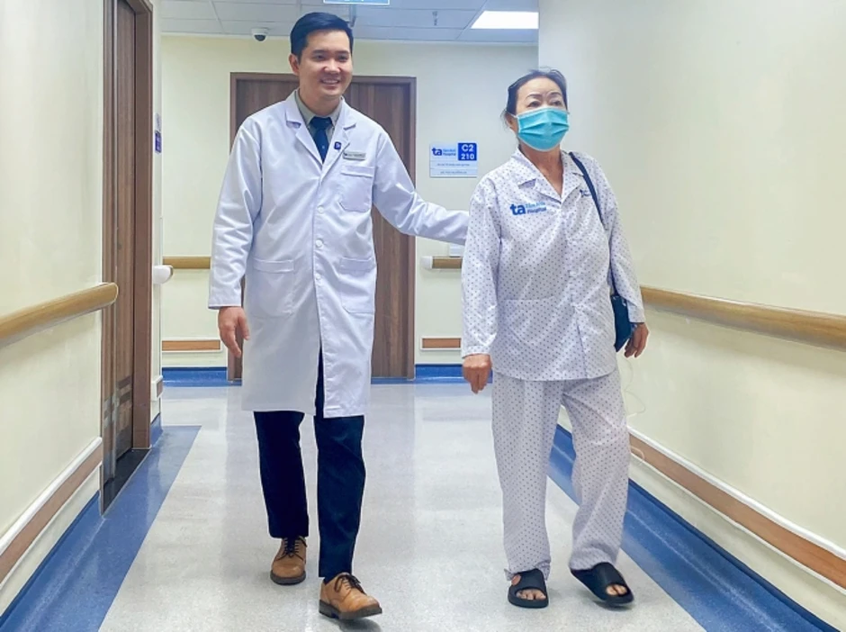 Đi lại được sau 3 giờ được robot phẫu thuật thay khớp - Báo TinVina Đi lại được sau 3 giờ được robot phẫu thuật thay khớp - Báo TinVina
