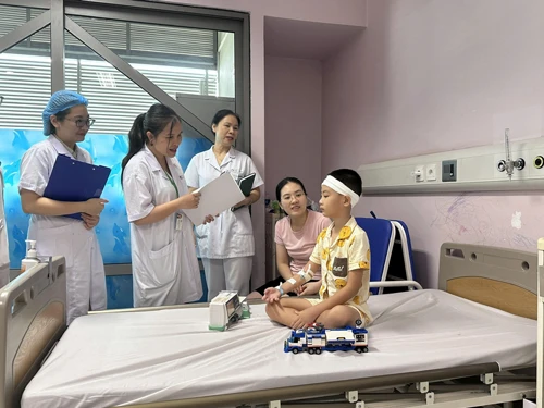 Đi qua những ca mổ khó bằng trái tim người mẹ Đi qua những ca mổ khó bằng trái tim người mẹ
