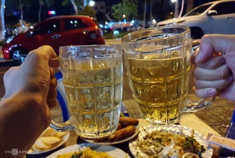 Đi tiểu thường xuyên khi uống bia có phải bị thận?