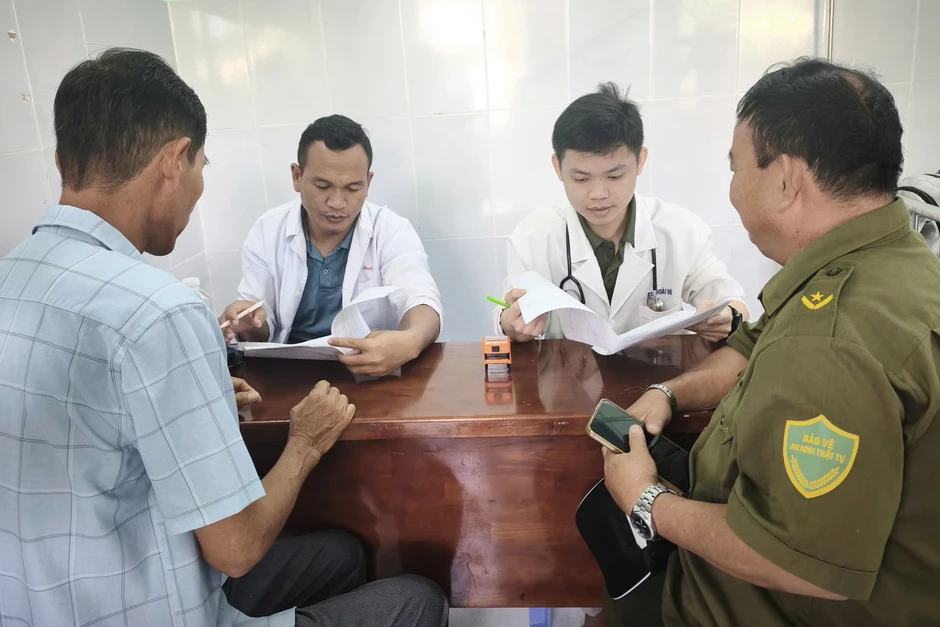 Địa phương đầu tiên của TPHCM hoàn thành khám sức khỏe cho 100% người dân Địa phương đầu tiên của TPHCM hoàn thành khám sức khỏe cho 100% người dân