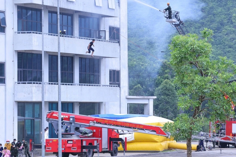 Diễn tập ứng phó tình huống y tế khẩn cấp, triển khai bệnh viện dã chiến Diễn tập ứng phó tình huống y tế khẩn cấp, triển khai bệnh viện dã chiến