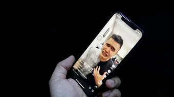 Điện thoại thành 'kẻ thứ ba' trên giường vợ chồng