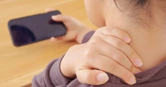 Điện thoại thông minh gây ảnh hưởng cổ và mắt như thế nào?