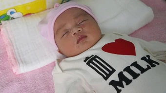 Điều cha mẹ không nên làm khi trẻ sốt - Báo TinVina