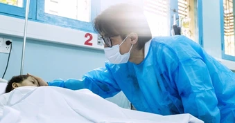 Điều đặc biệt đến với bé gái 2 tuổi mồ côi mẹ, nhận gan hiến từ cha ruột
