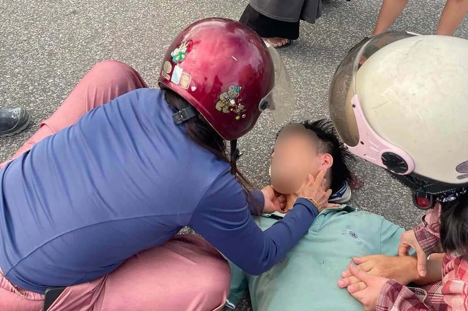 Điều dưỡng ép tim hơn 10 phút cứu người đàn ông bất tỉnh trên đường Điều dưỡng ép tim hơn 10 phút cứu người đàn ông bất tỉnh trên đường