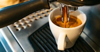 Điều gì xảy ra khi người uống cà phê hằng ngày đột ngột ngừng?