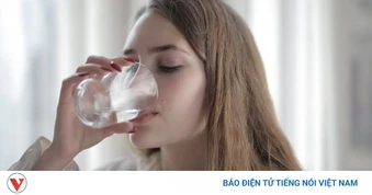 Điều gì xảy ra với cơ thể khi uống nước ấm ngay sau khi thức dậy?