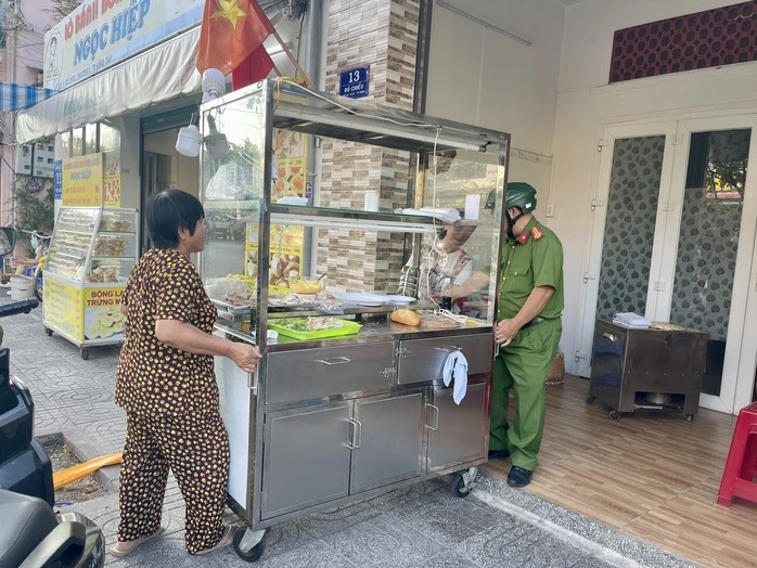 Đình chỉ hoạt động 3 tháng với hộ kinh doanh bánh mì kẹp thịt tại số 13 Đồ Chiểu, phường Vũng Tàu Đình chỉ hoạt động 3 tháng với hộ kinh doanh bánh mì kẹp thịt tại số 13 Đồ Chiểu, phường Vũng Tàu