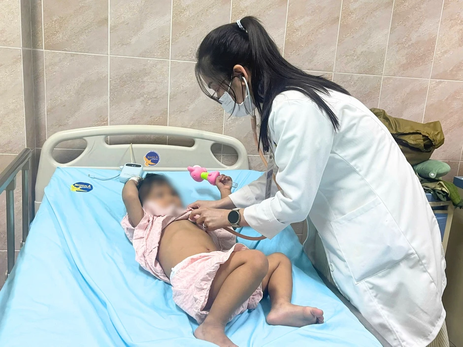 Đinh vít sắc nhọn nằm trong bụng bé gái 30 tháng tuổi Đinh vít sắc nhọn nằm trong bụng bé gái 30 tháng tuổi