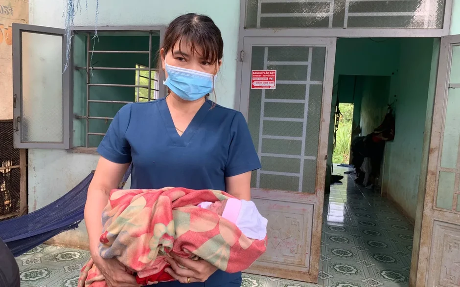 Đỡ đẻ kịp thời cho sản phụ sinh con tại nhà Đỡ đẻ kịp thời cho sản phụ sinh con tại nhà