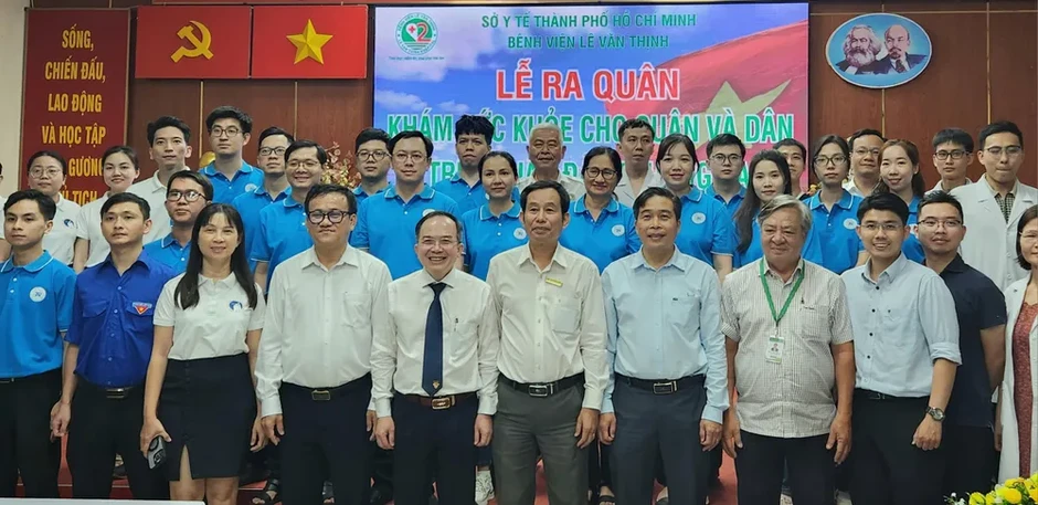 Đoàn y, bác sĩ TPHCM lên đường thực hiện nhiệm vụ tại Trường Sa Đoàn y, bác sĩ TPHCM lên đường thực hiện nhiệm vụ tại Trường Sa