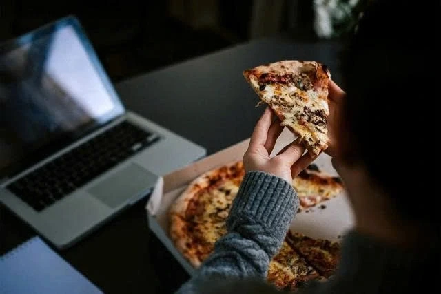 Đói bụng trước khi ngủ, nên ăn ngay hay cố nhịn? Đói bụng trước khi ngủ, nên ăn ngay hay cố nhịn?
