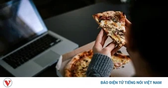 Đói bụng trước khi ngủ, nên ăn ngay hay cố nhịn?
