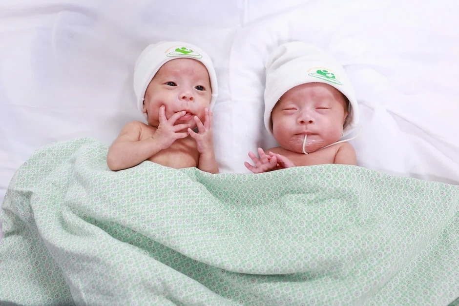 Đôi trẻ sinh non 'chiến đấu để sống' ngay lúc chào đời Đôi trẻ sinh non 'chiến đấu để sống' ngay lúc chào đời