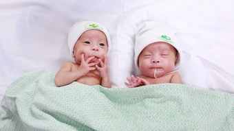 Đôi trẻ sinh non 'chiến đấu để sống' ngay lúc chào đời