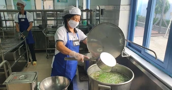 Đơn vị cung cấp suất ăn trường học than khó với Sở An toàn thực phẩm TPHCM