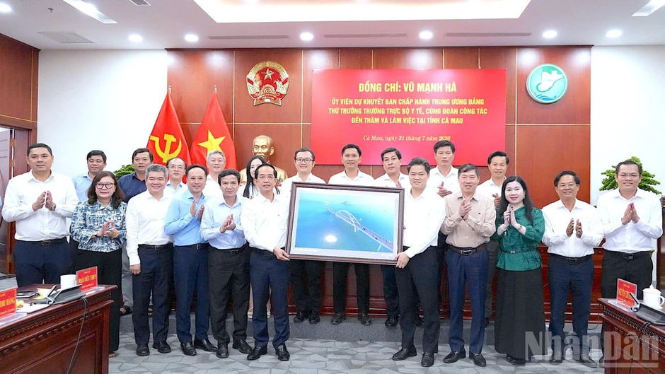 Đồng hành gỡ “nút thắt”, nâng tầm y tế Cà Mau Đồng hành gỡ “nút thắt”, nâng tầm y tế Cà Mau