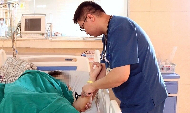 Đột ngột choáng, ngã trong nhà vệ sinh, thiếu niên 15 tuổi bị đột quỵ Đột ngột choáng, ngã trong nhà vệ sinh, thiếu niên 15 tuổi bị đột quỵ