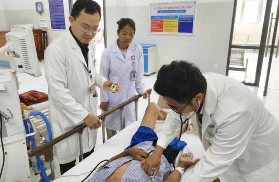 Đột quỵ ở Côn Đảo, du khách chi 300 triệu đồng gọi trực thăng cấp cứu vào bờ