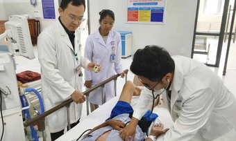 Đột quỵ ở Côn Đảo, du khách chi 300 triệu đồng gọi trực thăng cấp cứu vào bờ