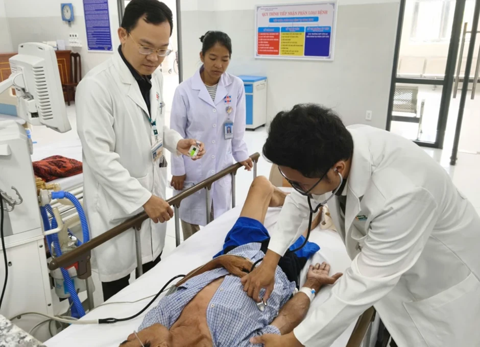 Du khách đột quỵ ở Côn Đảo được cấp cứu, chuyển viện bằng trực thăng với chi phí hơn 300 triệu Du khách đột quỵ ở Côn Đảo được cấp cứu, chuyển viện bằng trực thăng với chi phí hơn 300 triệu