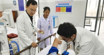Du khách đột quỵ ở Côn Đảo được cấp cứu, chuyển viện bằng trực thăng với chi phí hơn 300 triệu