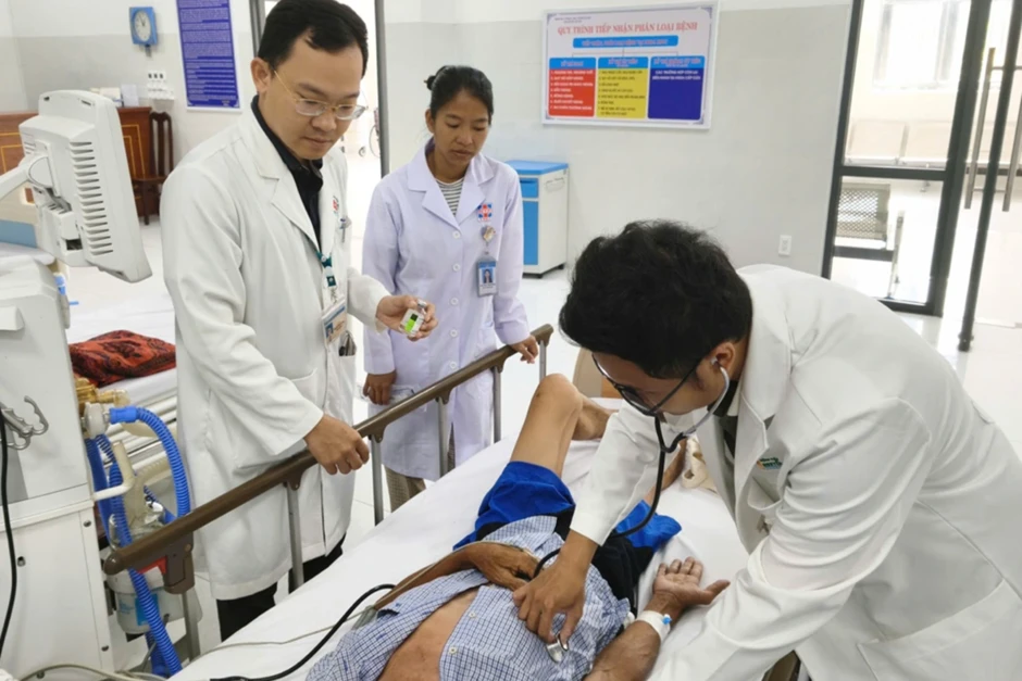 Du khách nguy kịch ở Côn Đảo vào bờ cấp cứu bằng chuyến bay 300 triệu đồng Du khách nguy kịch ở Côn Đảo vào bờ cấp cứu bằng chuyến bay 300 triệu đồng