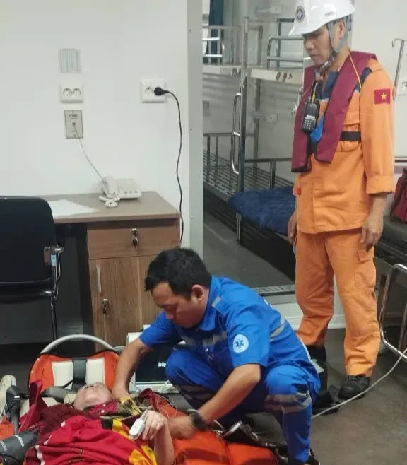 Đưa bệnh nhân nguy kịch từ đảo Cù Lao Chàm về đất liền cấp cứu ngay trong đêm Đưa bệnh nhân nguy kịch từ đảo Cù Lao Chàm về đất liền cấp cứu ngay trong đêm