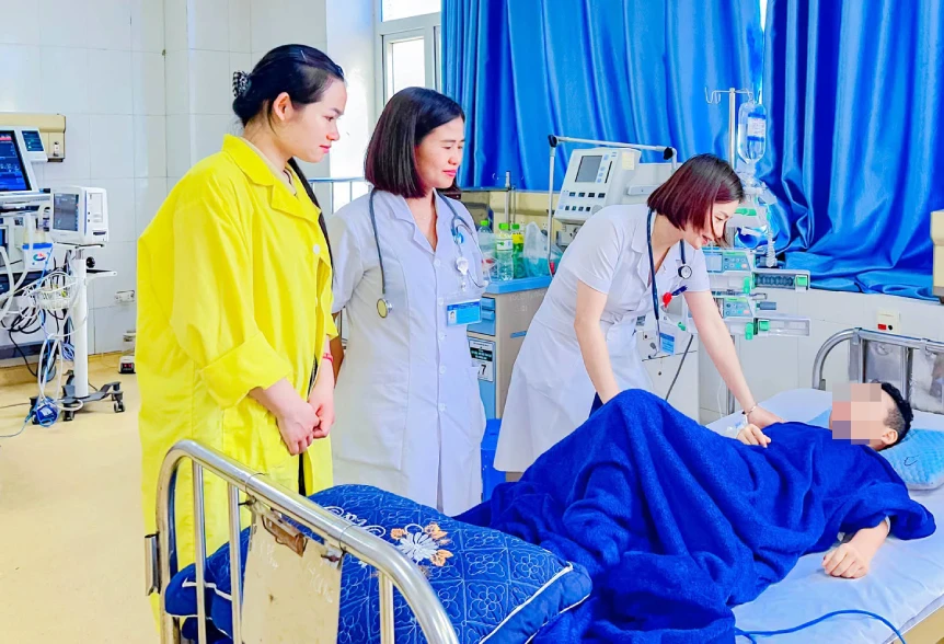 Đưa con đi bơi, nữ bác sĩ kịp thời ép tim cứu người đuối nước Đưa con đi bơi, nữ bác sĩ kịp thời ép tim cứu người đuối nước