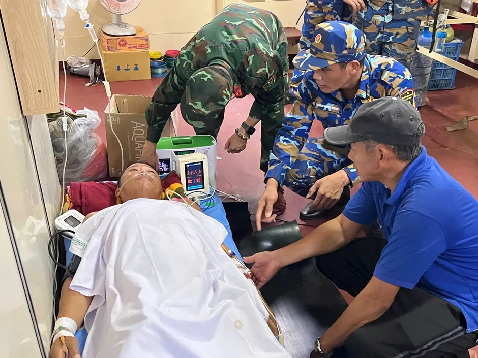 đưa ngư dân bị nạn về đất liền đưa ngư dân bị nạn về đất liền
