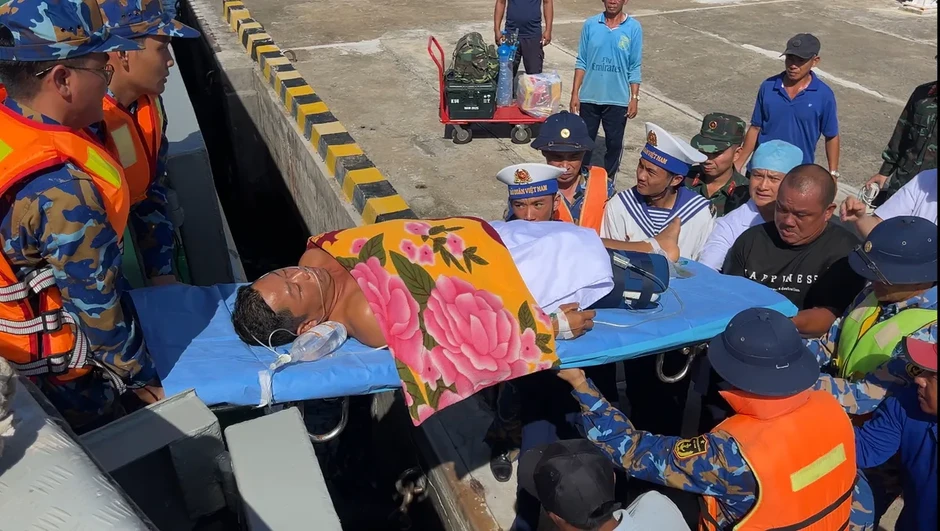 đưa ngư dân bị nạn về đất liền đưa ngư dân bị nạn về đất liền