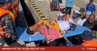 đưa ngư dân bị nạn về đất liền