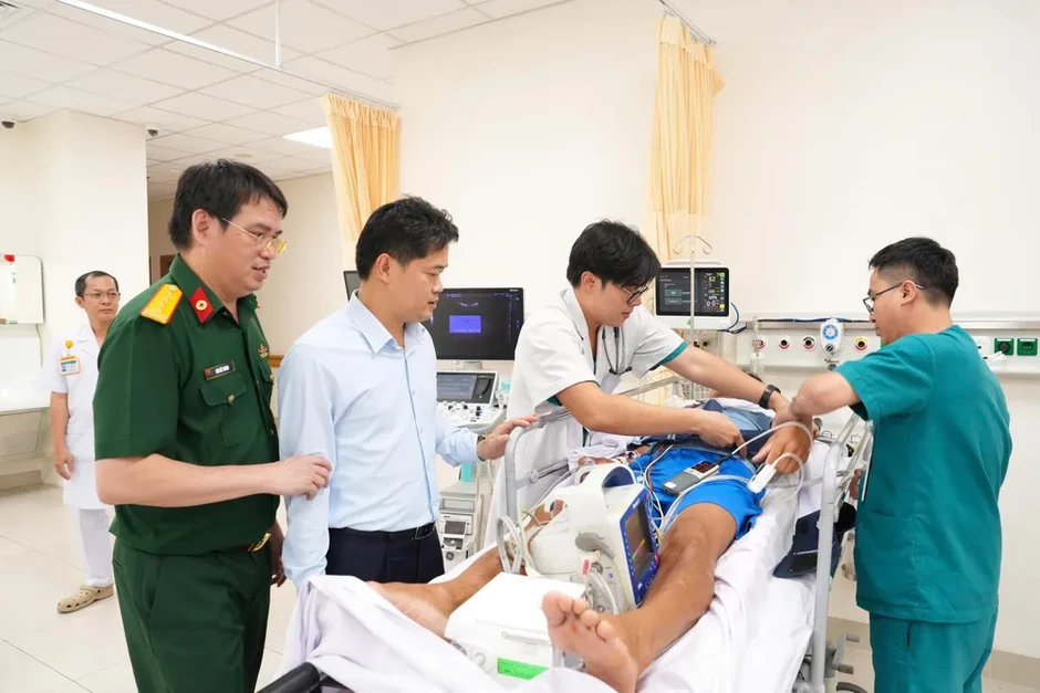 Đưa người bệnh nguy kịch về đất liền điều trị Đưa người bệnh nguy kịch về đất liền điều trị