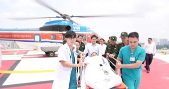Đưa người bệnh nguy kịch về đất liền điều trị