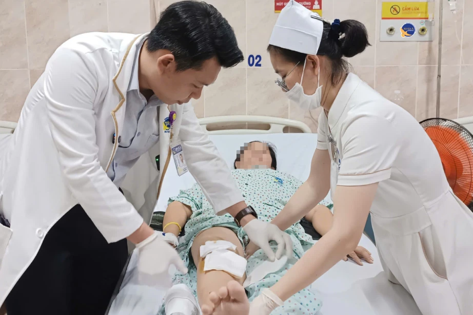 Đứng bán hàng nhiều năm, bà chủ tiệm tạp hóa 49 tuổi phải ngồi xe lăn nhập viện Đứng bán hàng nhiều năm, bà chủ tiệm tạp hóa 49 tuổi phải ngồi xe lăn nhập viện
