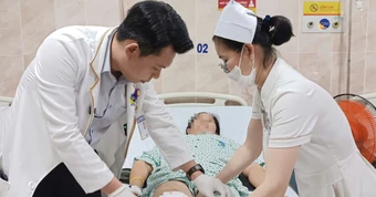 Đứng bán hàng nhiều năm, bà chủ tiệm tạp hóa 49 tuổi phải ngồi xe lăn nhập viện