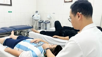Đừng chủ quan khi con méo miệng, nhắm mắt không kín