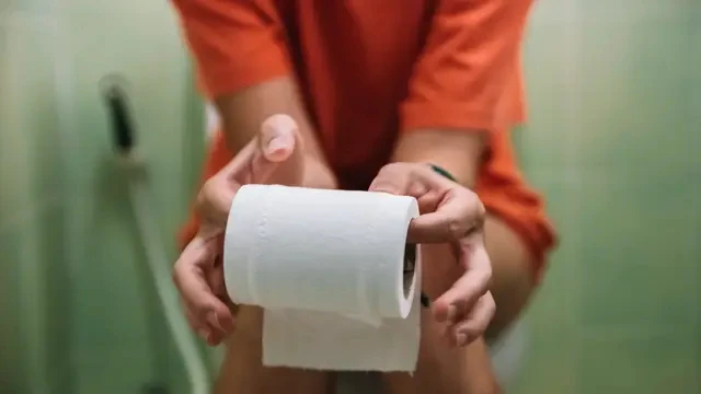 Dùng giấy vệ sinh hay vòi xịt sạch hơn? Chuyên gia tiết lộ điều khiến hàng triệu người ngỡ ngàng Dùng giấy vệ sinh hay vòi xịt sạch hơn? Chuyên gia tiết lộ điều khiến hàng triệu người ngỡ ngàng