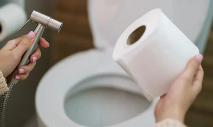 Dùng giấy vệ sinh hay vòi xịt sạch hơn? Chuyên gia tiết lộ điều khiến hàng triệu người ngỡ ngàng Dùng giấy vệ sinh hay vòi xịt sạch hơn? Chuyên gia tiết lộ điều khiến hàng triệu người ngỡ ngàng