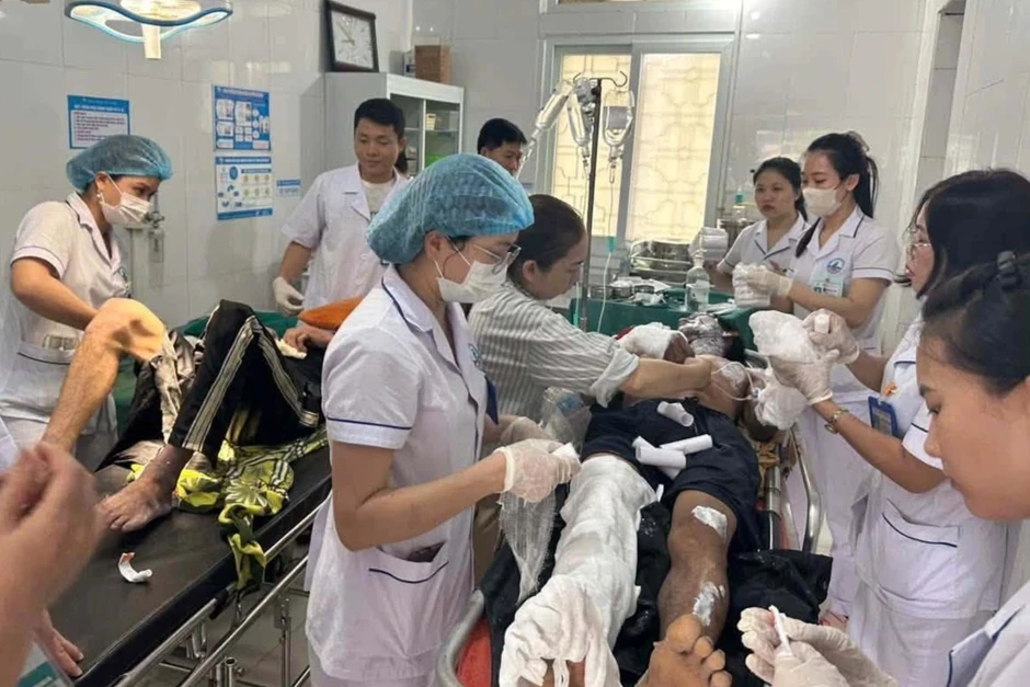 Dựng quán cà phê dưới đường dây điện, 2 người bị bỏng do nhiễm điện Dựng quán cà phê dưới đường dây điện, 2 người bị bỏng do nhiễm điện