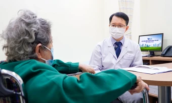 Dùng thuốc tiêu huyết khối tĩnh mạch cho cụ bà 91 tuổi - Báo TinVina