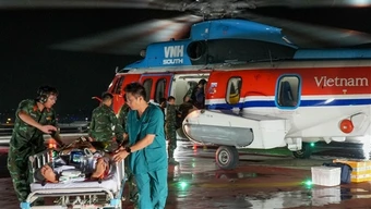 Dùng trực thăng đưa 2 bệnh nhân từ Trường Sa về đất liền điều trị