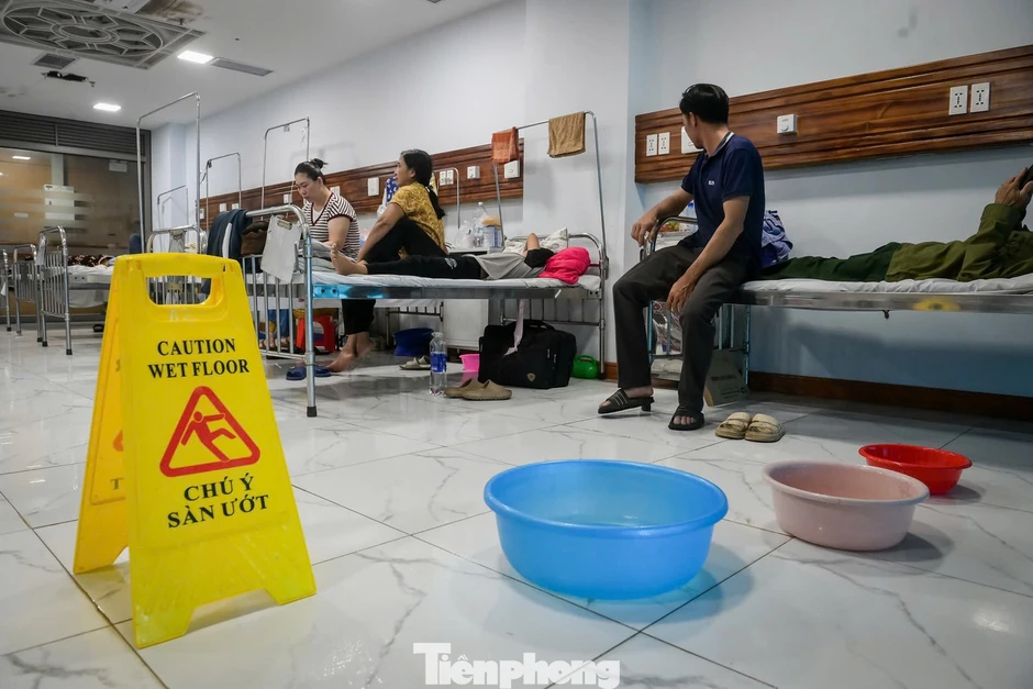 Dùng xô hứng nước thấm dột tại Bệnh viện gần 1.800 tỷ đồng ở Ninh Bình Dùng xô hứng nước thấm dột tại Bệnh viện gần 1.800 tỷ đồng ở Ninh Bình