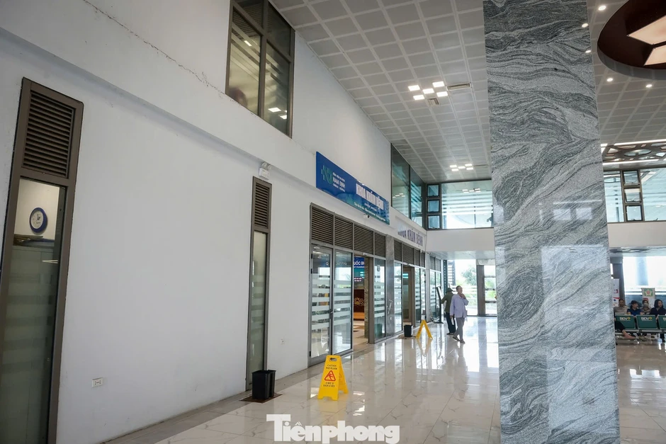 Dùng xô hứng nước thấm dột tại Bệnh viện gần 1.800 tỷ đồng ở Ninh Bình Dùng xô hứng nước thấm dột tại Bệnh viện gần 1.800 tỷ đồng ở Ninh Bình