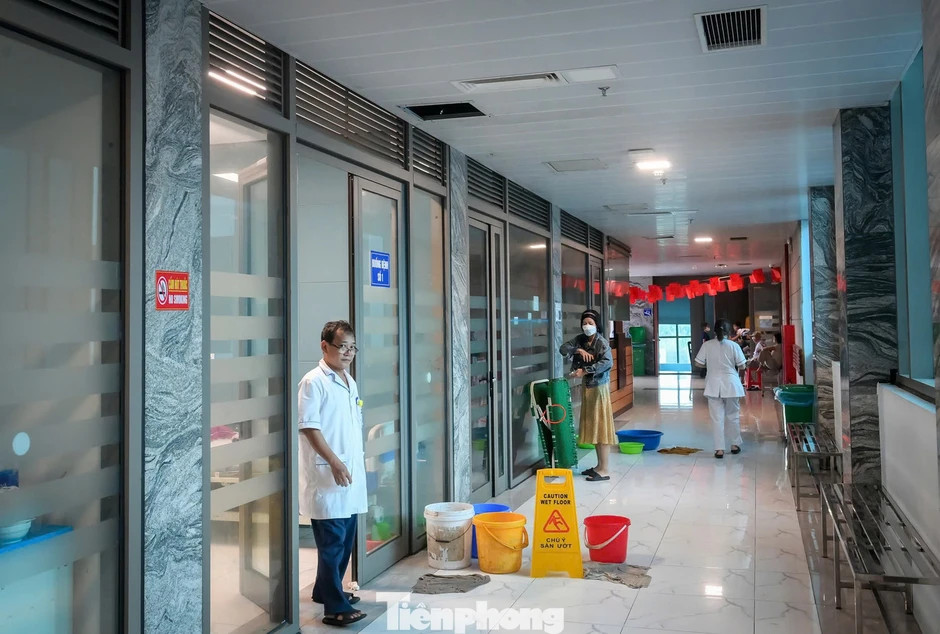 Dùng xô hứng nước thấm dột tại Bệnh viện gần 1.800 tỷ đồng ở Ninh Bình Dùng xô hứng nước thấm dột tại Bệnh viện gần 1.800 tỷ đồng ở Ninh Bình